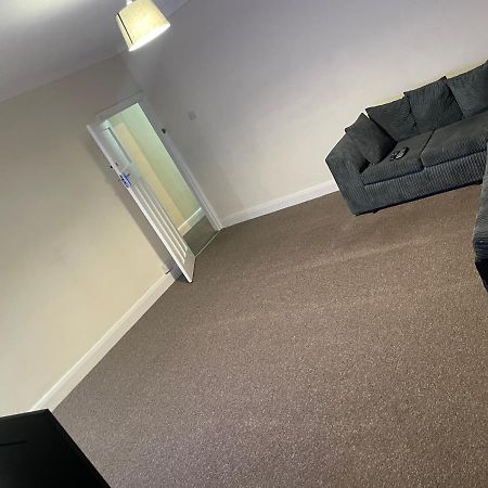 Welcome To Your New Home. レッドブリッジ エクステリア 写真