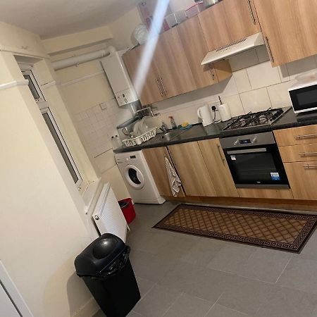 Welcome To Your New Home. レッドブリッジ エクステリア 写真