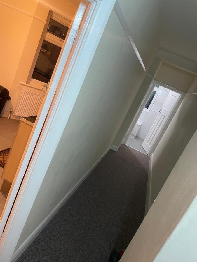 Welcome To Your New Home. レッドブリッジ エクステリア 写真