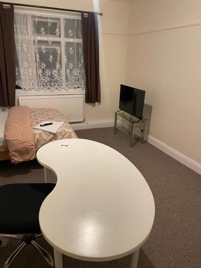 Welcome To Your New Home. レッドブリッジ エクステリア 写真